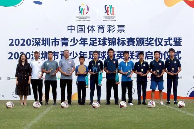 阿斯：莱万在巴萨陷入困境